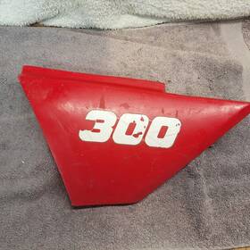 83500-hm4-730 Honda 88-97 Trx300fw Fourtrax 300 Right Side Cover Red Oem
