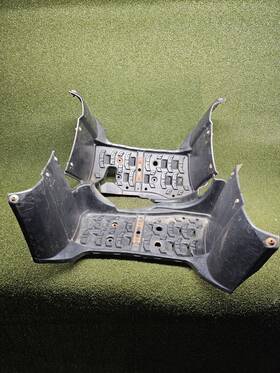 5km-27463-10-00 Yamaha 03-08 Grizzly 660 Left Right Footwell Floorboard Peg Mud Guard Plastic